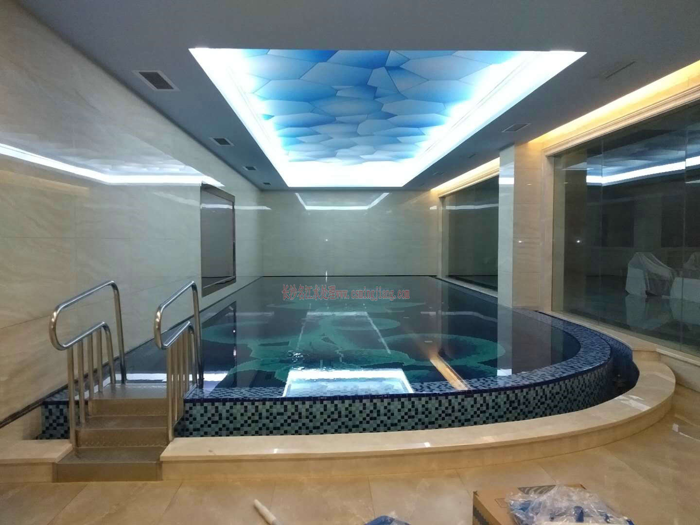 關(guān)山翠湖灣車總室內(nèi)恒溫游泳池